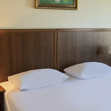 Klub Sosnowy 3* وارسو