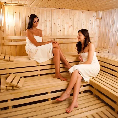 Klub Sosnowy 3* Varşova